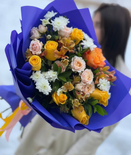 Букет из эквадорских и кустовых роз, кустовых хризантем, альстромерий и рускуса - 20 шт