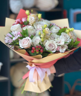 Букет из эквадорских и кустовых роз, лизиантусов, альстромерий, гиперикума и рускуса - 29 шт