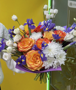 Букет из ирисов, роз, эустом и хризантем - 29 шт
