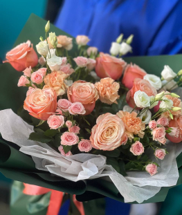 Букет из кустовых и эквадорских роз, лизиантусов и гвоздик - 24 шт