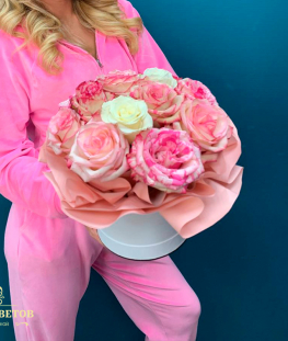 Композиция из белых и розовых эквадорских роз в коробке - 15 шт