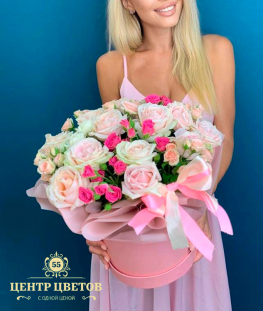 Композиция из эквадорских и кустовых роз в коробке - 22 шт