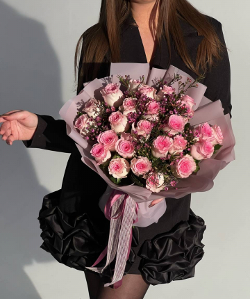 Букет из эквадорских роз и хамелациума - 32 шт