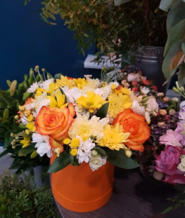 Композиция из хризантем, кустовых и эквадорских роз в шляпной коробке - 19 шт