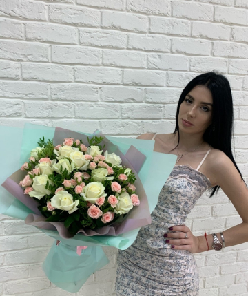Букет из эквадорских и кустовых роз - 29 шт