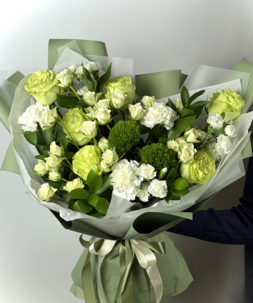 Букет из роз, гвоздик и рускуса - 25 шт