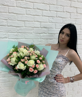 Букет из эквадорских и кустовых роз - 29 шт