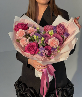 Букет из эквадорских роз, эустом и гвоздик - 20 шт