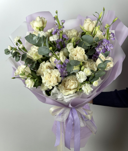 Букет из роз, эвкалипта и маттиолы - 30 шт