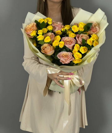 Букет из эквадорских и кустовых роз и рускуса - 24 шт