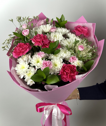 Букет из хризантем, гвоздик, рускуса - 21 шт