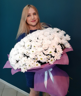 Букет из 33 белых кустовых хризантем