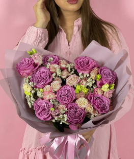 Букет из кустовых и эквадорских роз и статицы - 28 шт
