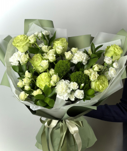 Букет из роз, гвоздик и рускуса - 25 шт