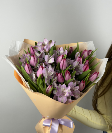 Букет из тюльпанов и альстромерий - 25 шт