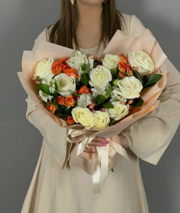 Букет из эквадорских и кустовых роз и гиперикума - 29 шт