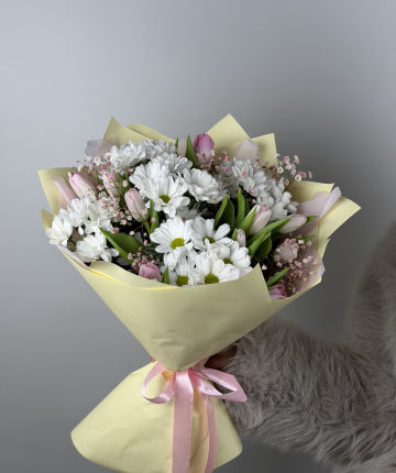 Букет из тюльпанов, хризантем и гипсофилы - 17 шт