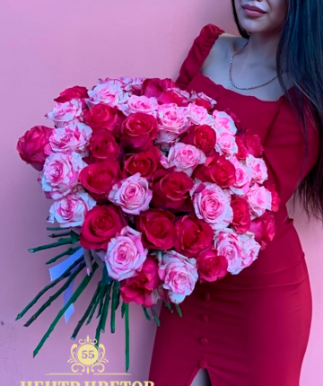 Букет из 51 розовых и красных эквадорских роз