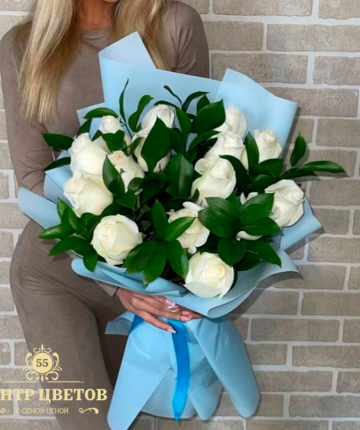 Букет из белых эквадорских роз и рускуса - 27 шт