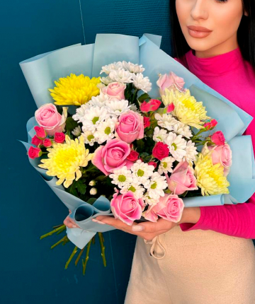 Букет из кустовых и эквадорских роз, кустовых и одноголовых хризантем - 22 шт