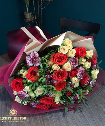 Букет из гвоздик, эквадорских и кустовых роз - 43 шт.
