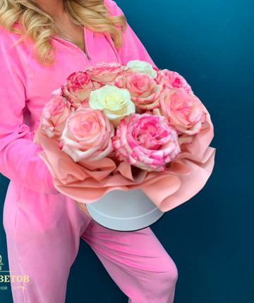 Композиция из белых и розовых эквадорских роз в коробке - 15 шт