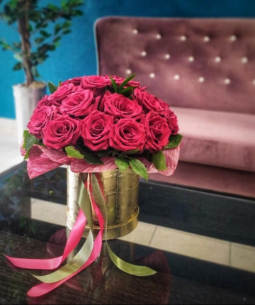 Композиция из роз в золотистой шляпной коробке - 25 шт