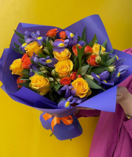 Букет из альстромерий, ирисов и роз - 23 шт