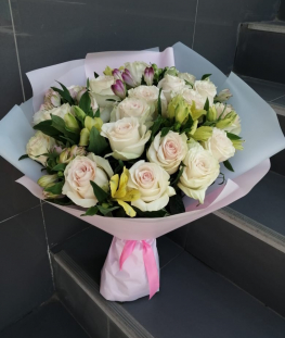 Букет из эквадорских роз и альстромерий - 25 шт