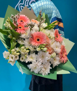 Букет из гербер, хризантем, роз, альстромерий, лизиантусов и статицы - 22 шт