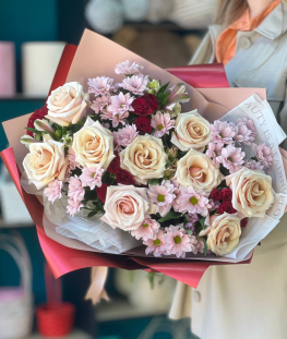 Букет из кустовых и эквадорских роз, кустовых хризантем и альстромерий - 22 шт