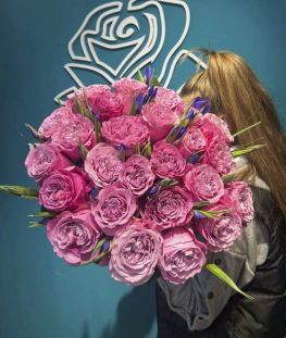 Букет из розовых роз и ирисов - 49 шт