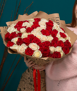 Букет из 101 красной и белой эквадорской розы