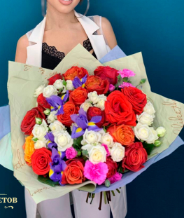 Букет из эквадорских роз, ирисов, кустовых роз и гвоздик - 35 шт