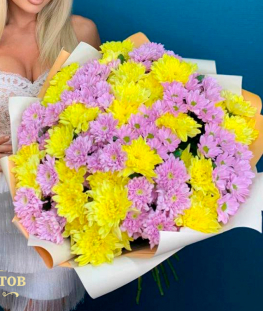 Букет из желтых и светло-сиреневых кустовых хризантем - 15 шт
