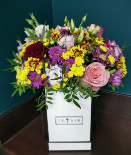 Композиция из эквадорских роз, хризантем и лизиантусов в коробке - 19 шт.