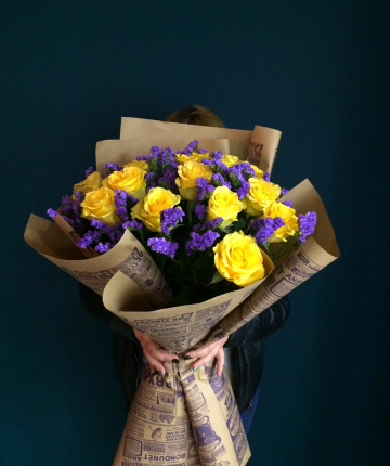 Букет из 13 желтых эквадорских роз и 14 статиц