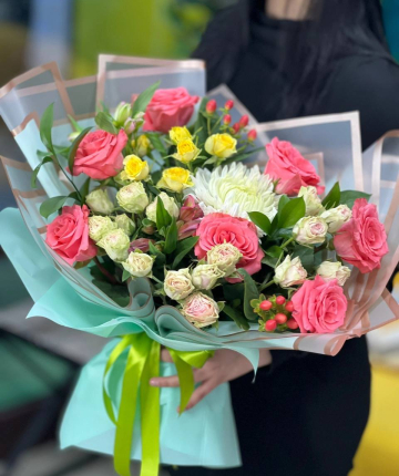 Букет из эквадорских и кустовых роз, альстромерий, одноголовых хризантем, гиперикума и рускуса - 21 шт