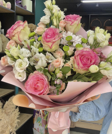 Букет из роз, кустовых хризантем, альстромерий и эустом - 23 шт