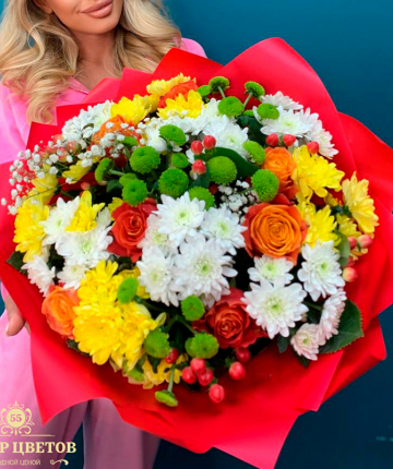 Букет из кустовых хризантем, эквадорских роз, гипсофил и гиперикума - 28 шт