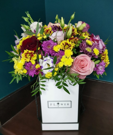 Композиция из эквадорских роз, хризантем и лизиантусов в коробке - 19 шт.