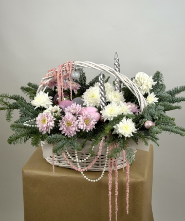Новогодняя композиция из нобилиса, хлопка и хризантемы в корзине