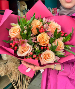 Букет из роз, альстромерий и гиперикума - 21 шт