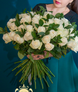 Букет из 51 белой эквадорской розы и 10 рускусов