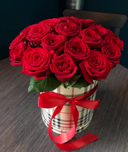 Композиция из красных эквадорских роз шляпной коробке - 17 шт