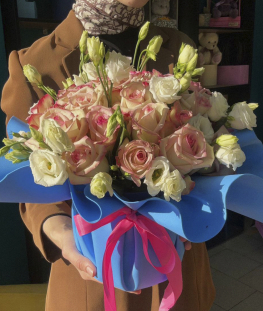 Композиция из роз и эустом - 33 шт