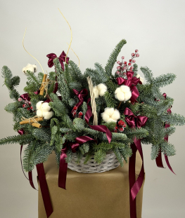 Новогодняя композиция из нобилиса и хлопка в корзине