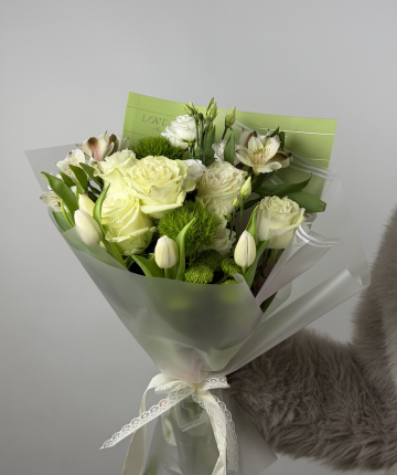 Букет из роз, тюльпанов и альстромерий - 17 шт