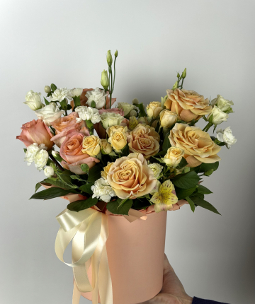 Композиция из роз, гвоздик, гиперикума - 22 шт