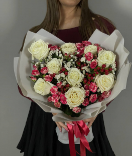 Букет из эквадорских и кустовых роз и гиперикума - 25 шт